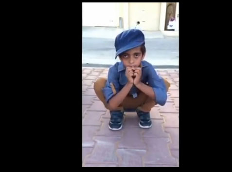 بالفيديو: مشهد مؤثر لابن الشهيد محمد العنزي وهو يدعو له