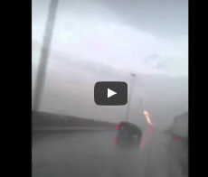 شاهد..  اصطدام سيارة بشاحنة وحاجز على الطريق بسبب الأمطار