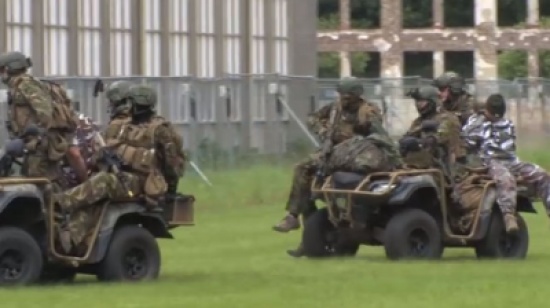 سقوط جنود أمام كاميرات وضحكات الإعلاميين