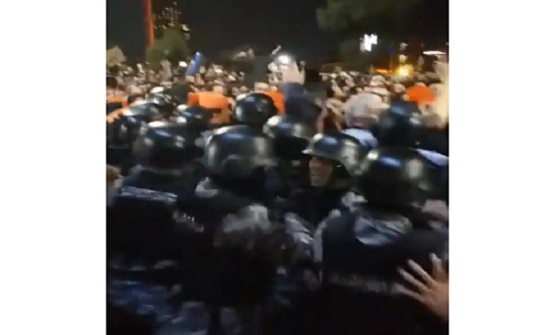 بالفيديو : تدافعات بين الدرك ومحتجين بالقرب من الدوار الرابع وحالات اغماء بالفيديو : تدافعات بين الدرك ومحتجين بالقرب من الدوار الرابع وحالات اغماء