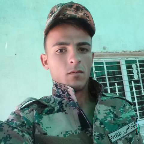 بالصور : والدة الطلافحة تضم " الفوتيك " وتشتم رائحة نجلها الشهيد