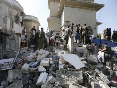 انفجار سيارة ملغومة أمام مقر سفير إيران في صنعاء ومقتل ثلاثة أشخاص انفجار سيارة ملغومة أمام مقر سفير إيران في صنعاء ومقتل ثلاثة أشخاص