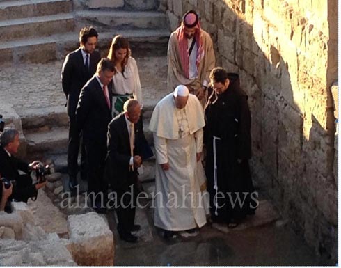 بالصور : البابا والملك والملكة والأمير حسين والأمير غازي في موقع المغطس بالصور : البابا والملك والملكة والأمير حسين والأمير غازي في موقع المغطس