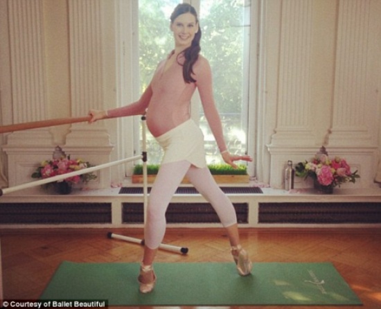 بالصور.. أمريكية ترقص الباليه قبل أسبوع من وضع مولودها