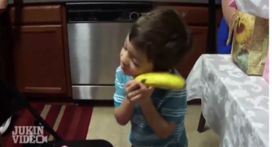 يهديه "موزة" فكانت ردة الفعل غير متوقعة