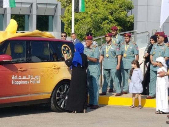 صور: أبوظبي تطلق أول دورية شرطة للسعادة في العالم.. وهذه مهامها صور: أبوظبي تطلق أول دورية شرطة للسعادة في العالم.. وهذه مهامها