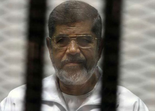 هيئة الدفاع : مرسي وقادة الإخوان يتعرضون للتجويع