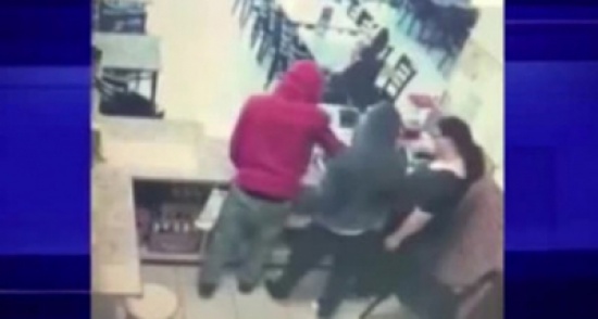 شاهد: ماذا فعل 3 لصوص بفتاة داخل مطعم؟