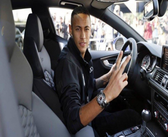 بالفيديو والصور: شاهد نجوم نادي "برشلونة" وهم يتسلمون سياراتهم الفاخرة بالفيديو والصور: شاهد نجوم نادي "برشلونة" وهم يتسلمون سياراتهم الفاخرة