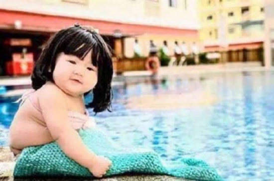 بالصور.. حورية بحر صغيرة تثير ضجة على الإنترنت