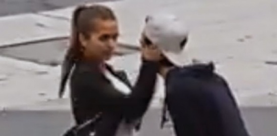 بالفيديو: حاول التحرش بها في الشارع.. وهذه ردة فعلها