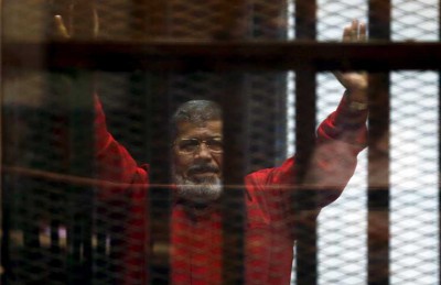 لأول مرة.. مرسي يظهر بزي الإعدام الأحمر لأول مرة.. مرسي يظهر بزي الإعدام الأحمر