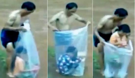 يأخذ أطفاله للمدرسة عبر النهر في أكياس بلاستيكية !