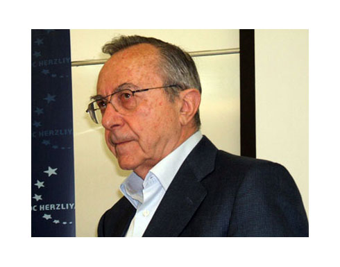 وزير الجيش السابق : لا أحد يستطيع نزع سلاح حماس