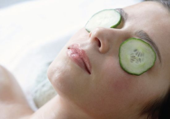 3 طرق طبيعية لعلاج انتفاخ منطقة تحت العين 3 طرق طبيعية لعلاج انتفاخ منطقة تحت العين