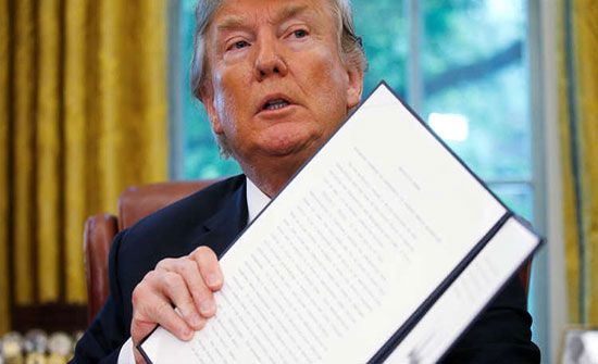 فيديو : ترامب يوقع أمرًا تنفيذيًا يبقي العائلات المهاجرة "مجتمعة" على الحدود