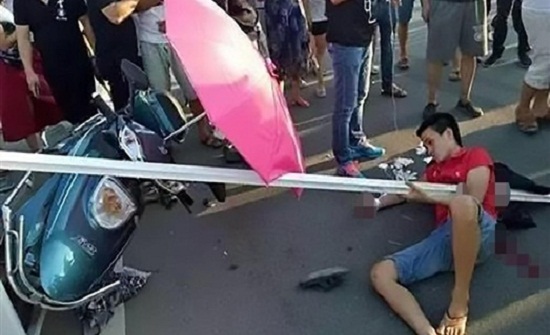 بالفيديو.. نجاة سائق بأعجوبة رغم اختراق عمود صدره