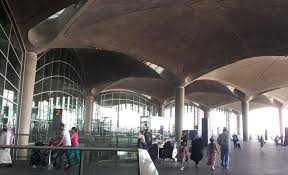 وزير النقل يقوم بجولة في مطار الملكة علياء للوقوف على المشاريع المنجزة وزير النقل يقوم بجولة في مطار الملكة علياء للوقوف على المشاريع المنجزة