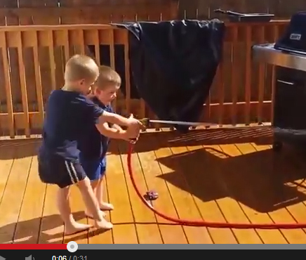 اطفال يلاعبون كلب