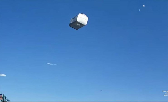 بالفيديو: سقوط "دورات مياه" من سماء أمريكا بسبب الرياح