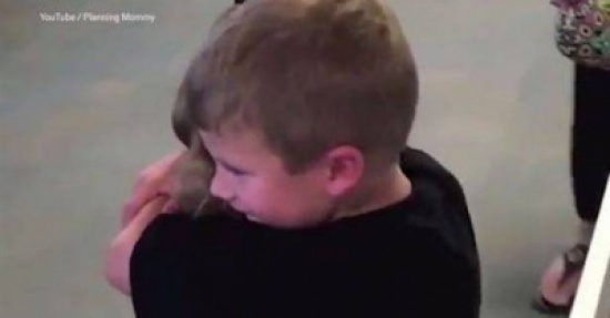 فيديو مؤثر لطفلين يحصد 17 مليون مشاهد