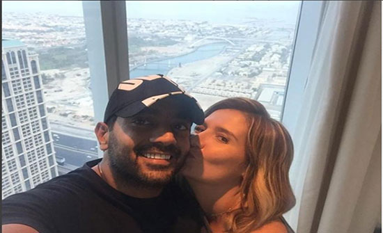 بالصور: هنا شيحة تقبل زوجها أحمد فلوكس أثناء سفرهما لقضاء شهر العسل بالصور: هنا شيحة تقبل زوجها أحمد فلوكس أثناء سفرهما لقضاء شهر العسل