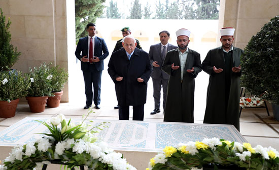 نائب الملك يزور ضريح المغفور له بإذن الله الملك الحسين نائب الملك يزور ضريح المغفور له بإذن الله الملك الحسين