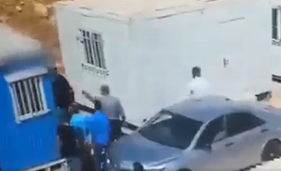 بالصور : القبض على شخصين اعتديا على مهندس يعمل في محطة تنقية السلط بالصور : القبض على شخصين اعتديا على مهندس يعمل في محطة تنقية السلط