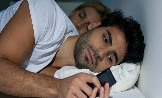 4 اشارات تؤكد لكِ أن خطيبك على علاقة بإمرأة أخرى..
