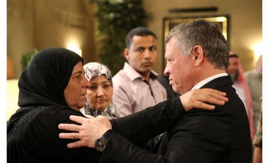 بالصور : الملك يستقبل ذوي شهداء الرقبان