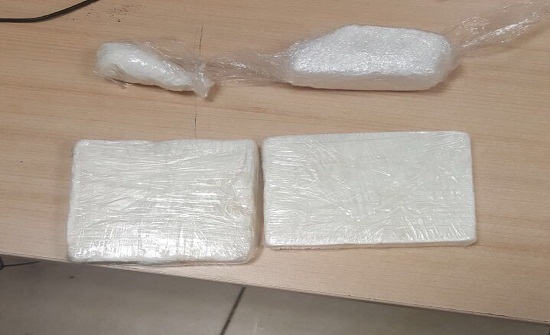 القبض على شخصين حاولا تهريب كميات من مادة الكوكائين والحبوب المخدرة القبض على شخصين حاولا تهريب كميات من مادة الكوكائين والحبوب المخدرة