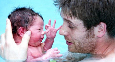 بالصور .. أصغر طفل في العالم يخوض تجربة السباحة