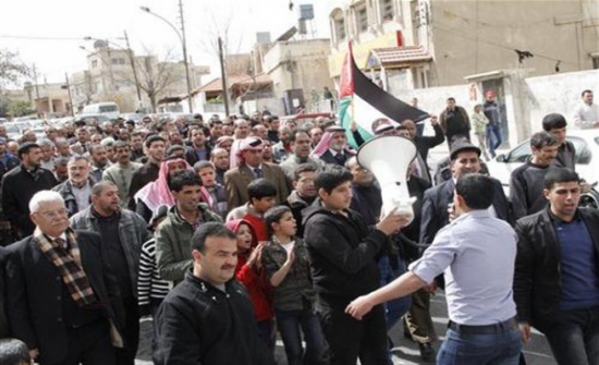 انباء عن انطلاق مسيرة من حي الطفايلة باتجاه الديوان الملكي انباء عن انطلاق مسيرة من حي الطفايلة باتجاه الديوان الملكي