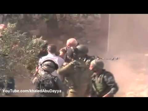 شاهد.. شاب فلسطيني يضرب جندي صهيوني كف على وجهه