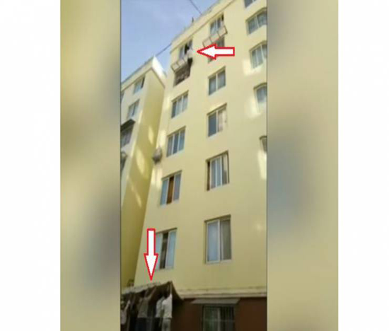 فيديو| "بطل خجول" ينقذ طفلةً كادت تسقط من الطابق السادس .. ثمّ يختفي!! فيديو| "بطل خجول" ينقذ طفلةً كادت تسقط من الطابق السادس .. ثمّ يختفي!!