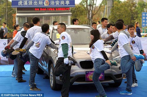 بالصور.. قف على رجل ونص واربح سيارة بي ام دبليو !!