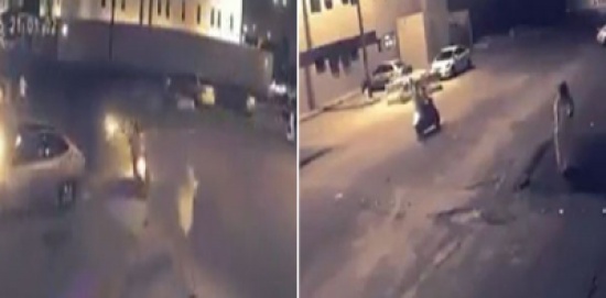 شاهد لحظة قيام لصين بسرقة جوال مواطن بعد خطفه من يده في الشارع