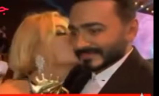 بالفيديو : تامر بموقف محرج.. ممثلة شقراء طبعت قبلة ساخنة على خده! بالفيديو : تامر بموقف محرج.. ممثلة شقراء طبعت قبلة ساخنة على خده!