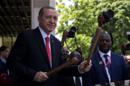 شاهد.. أردوغان يقرع الطبول في تنزانيا