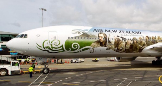 مضيفة تخسر عملها بسبب وشم