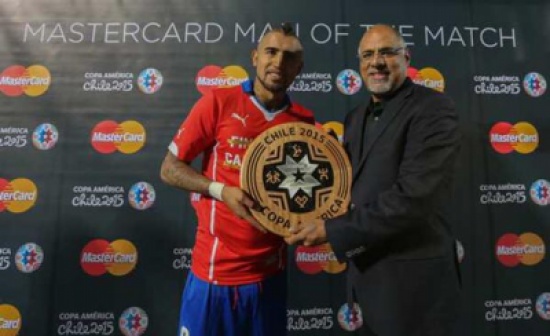 فيدال يفوز بجائزة أفضل لاعب في لقاء تشيلي والأرجنتين فيدال يفوز بجائزة أفضل لاعب في لقاء تشيلي والأرجنتين