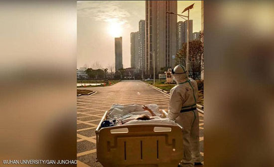 طبيب ومريض وشمس.. قصة صورة" كورونا" التي هزت شبكات التواصل