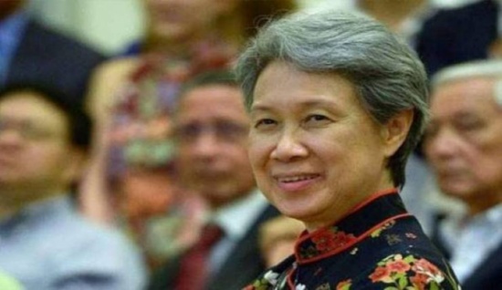 صور|ما سر الحقيبة التي حملتها زوجة رئيس وزراء سنغافورة؟!