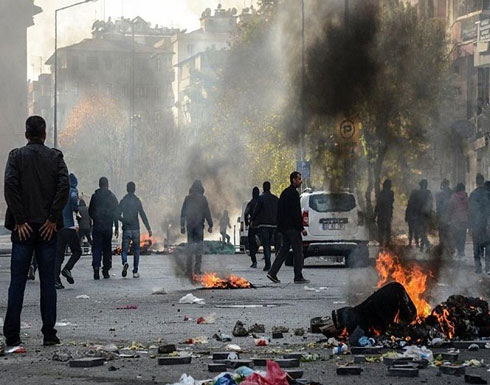 إصابة 11 شخصا بانفجار استهدف مقر الحزب الحاكم في تركيا إصابة 11 شخصا بانفجار استهدف مقر الحزب الحاكم في تركيا