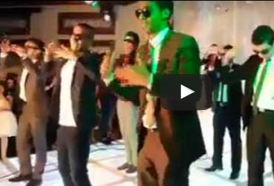بالفيديو.. شاهد المفاجأة التي أعدها شباب لصديقهم في حفل زفافه بالفيديو.. شاهد المفاجأة التي أعدها شباب لصديقهم في حفل زفافه