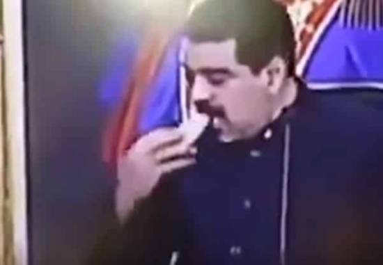 بالفيديو: رئيس فنزويلا يستفز شعبه بأكل اللحوم أثناء إلقاء خطابه عن الفقر