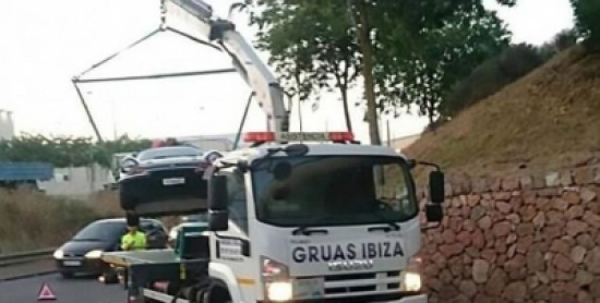 صور : القبض على عارضة أزياء نمساوية تحت تأثير الكوكايين حاولت الهرب مع صديقها السعودي على طائرته الخاصة صور : القبض على عارضة أزياء نمساوية تحت تأثير الكوكايين حاولت الهرب مع صديقها السعودي على طائرته الخاصة