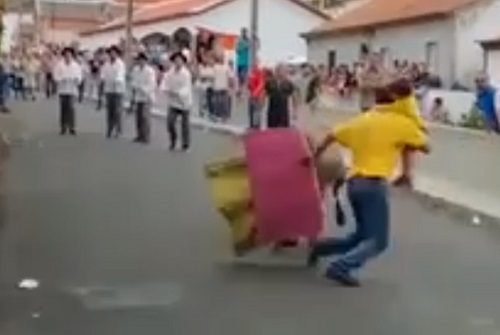 بالفيديو:- لقطات صادمة لرجل يصارع الثيران حاملا طفلا على ذراعه