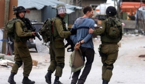 قوات الاحتلال تعتقل 10 فلسطينيين قوات الاحتلال تعتقل 10 فلسطينيين