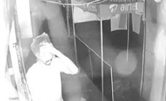 لص غبي يخفي وجهه بكيس بلاستيكي شفاف (فيديو) لص غبي يخفي وجهه بكيس بلاستيكي شفاف (فيديو)